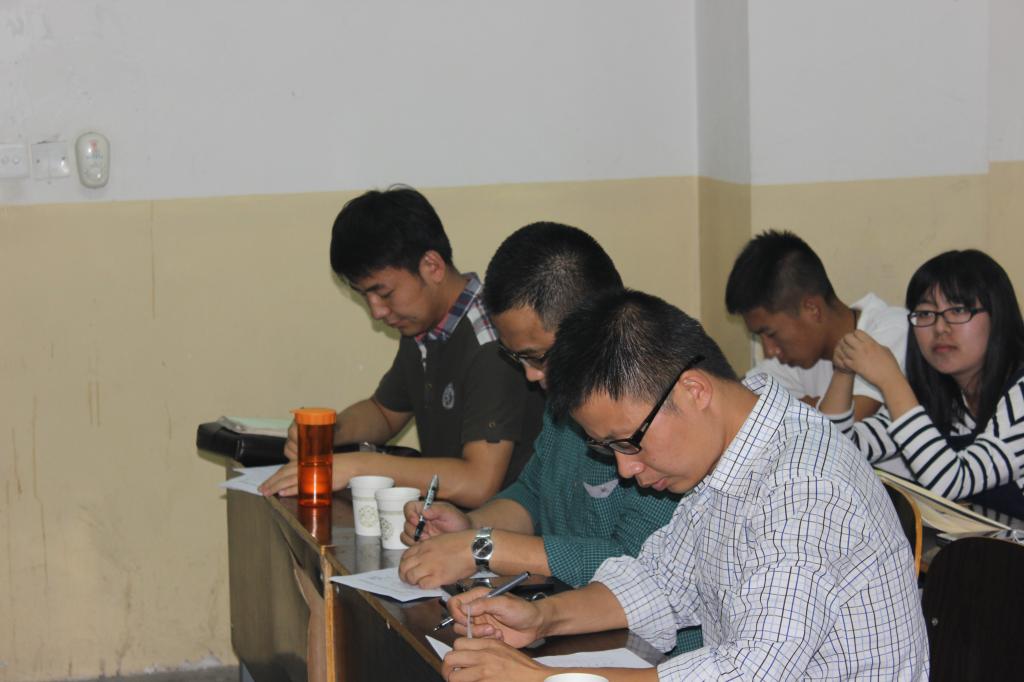 三位老师认真记录