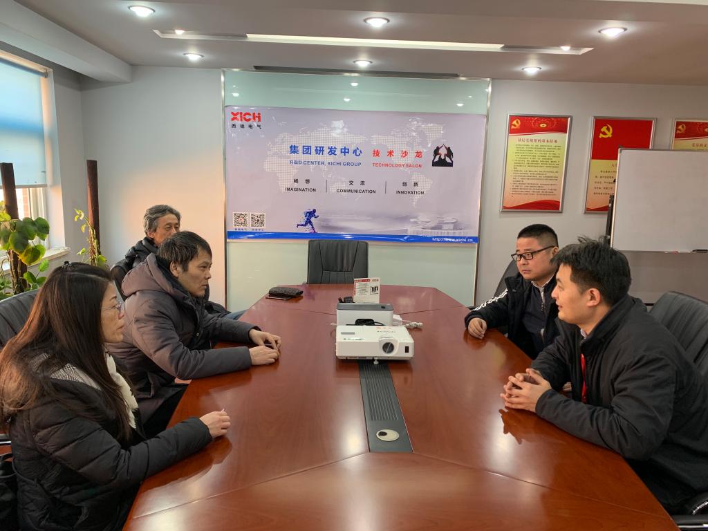 ac米兰官方网站院长岳忠玉、副院长丁琦一行与企业方交谈