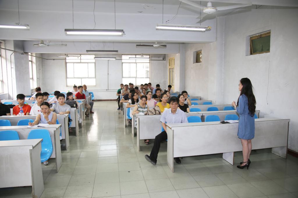 全体党员参加会议