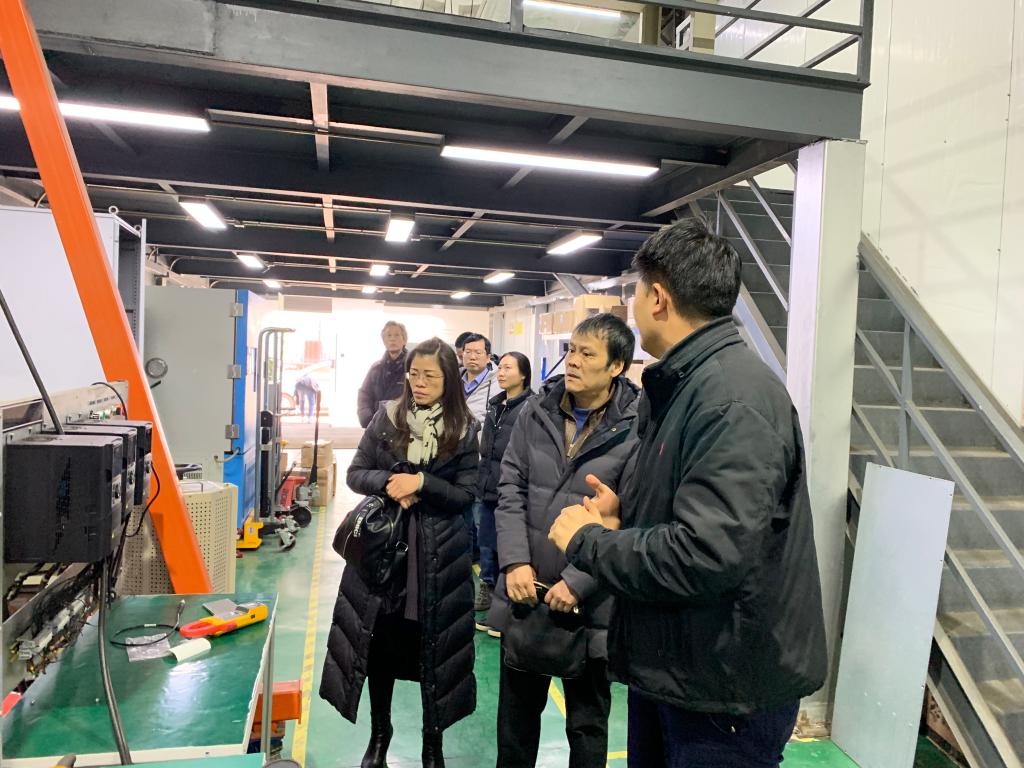 企业负责人讲解公司涉及的产品