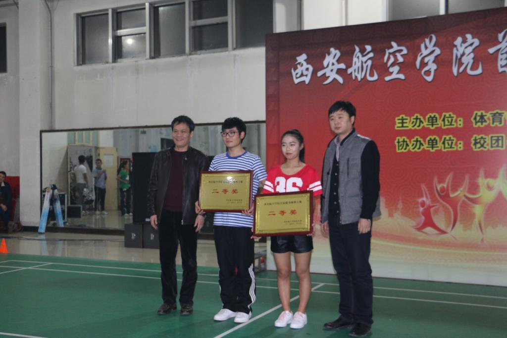 领导为米兰官网参赛队代表颁奖