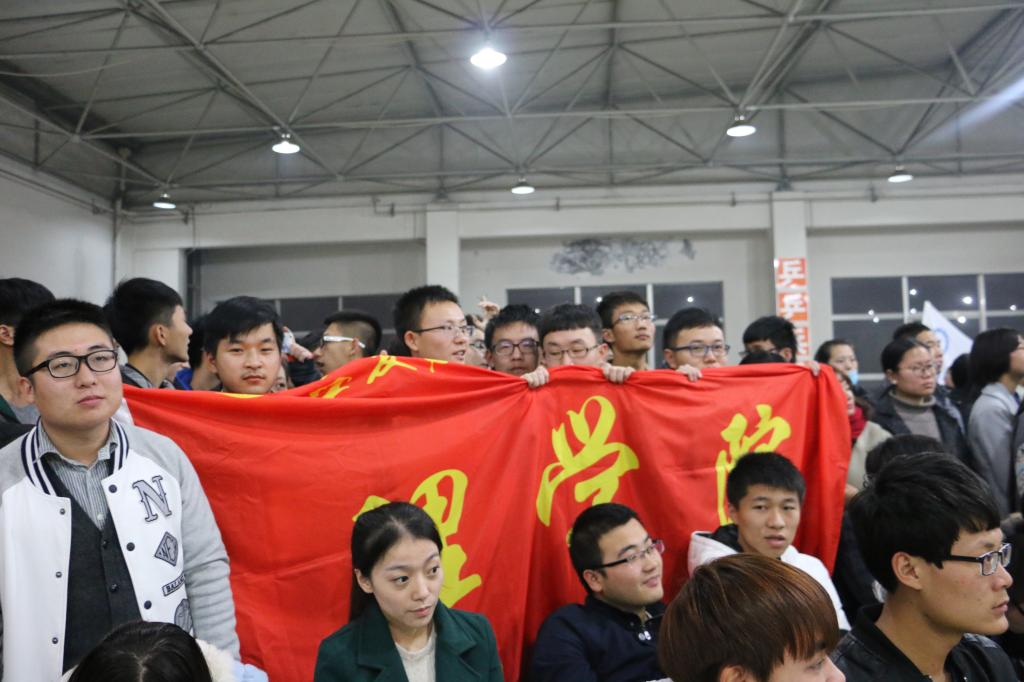 啦啦队在加油呐喊